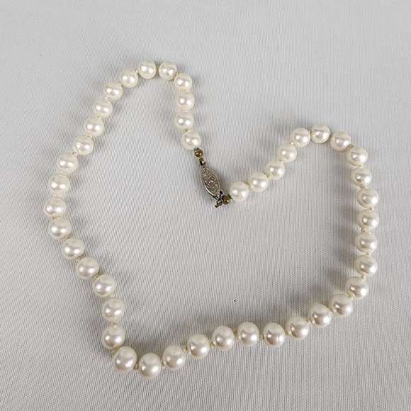 VINTAGE White Faux Pearl Knotted Necklace - Picture 2 of 6